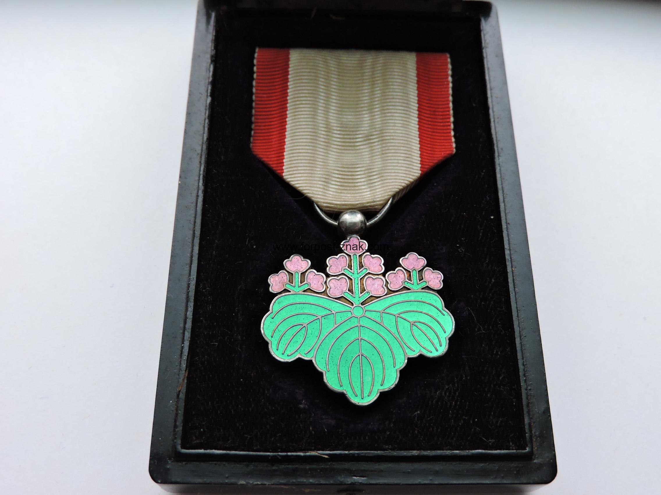 Знак ордена Восходящего солнца VII степени (медаль зелёной павлонии) в коробке