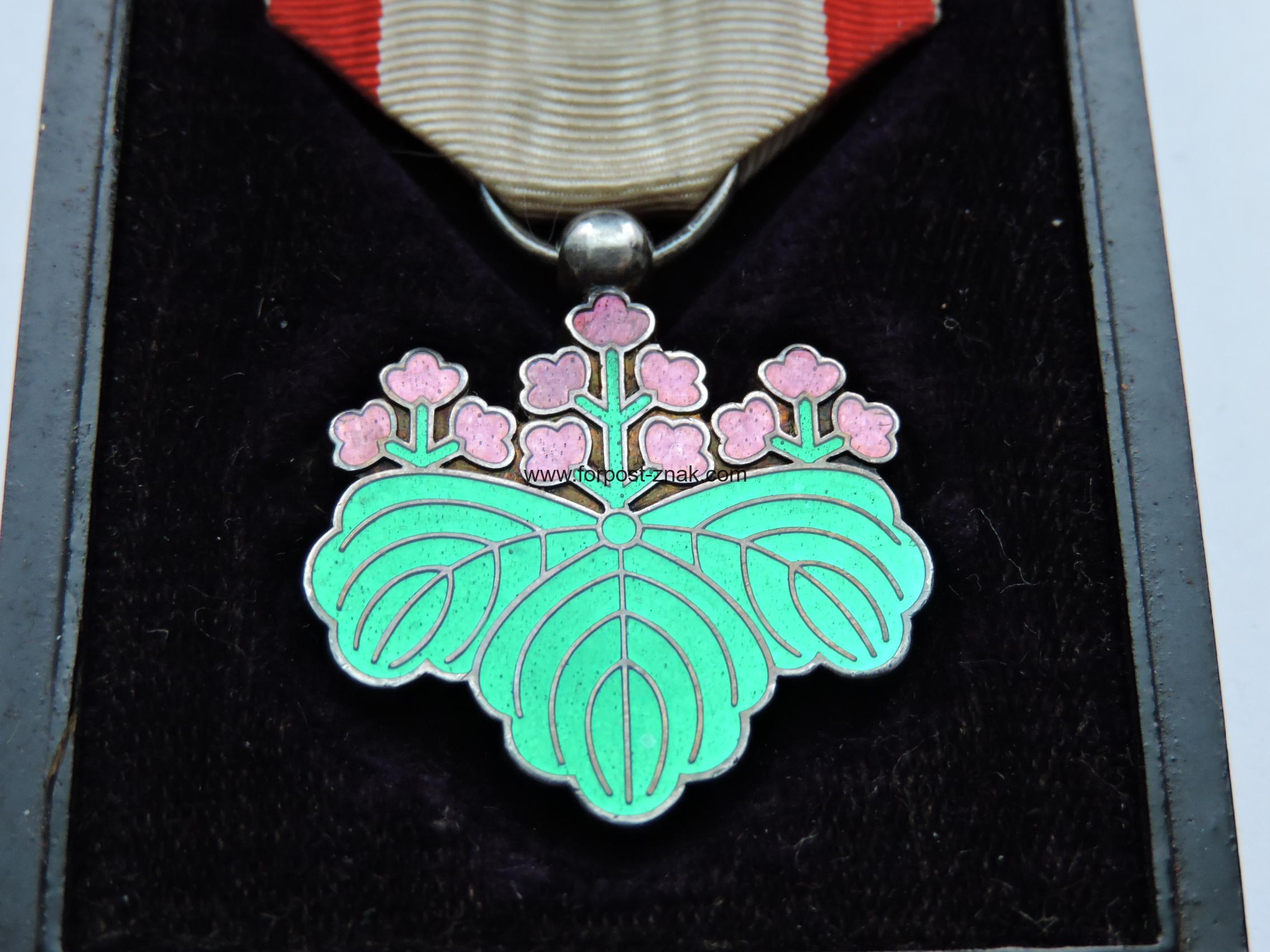 Знак ордена Восходящего солнца VII степени (медаль зелёной павлонии) в коробке - Зображення 3