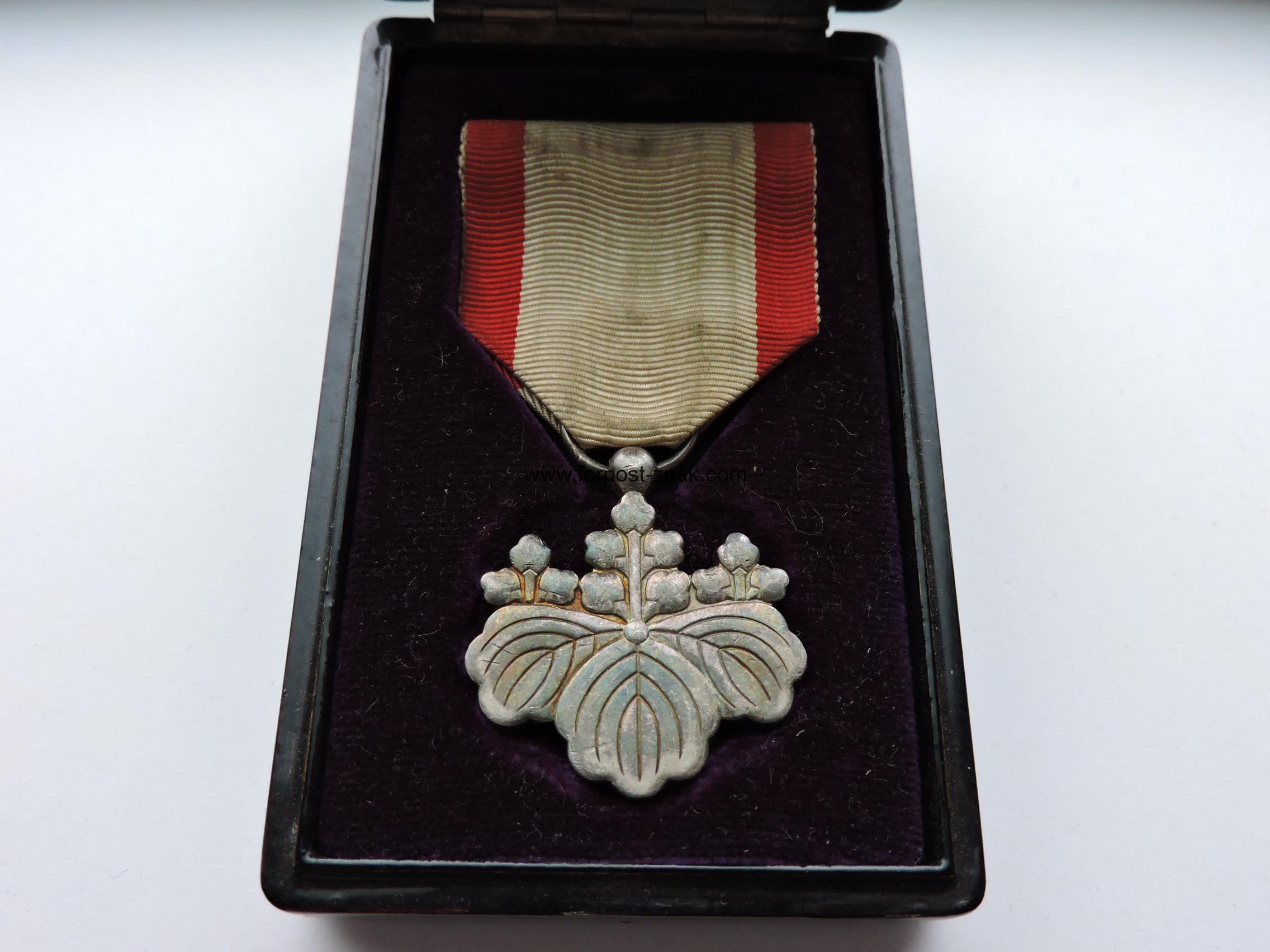 Знак ордена Восходящего солнца VIII степени (медаль белой павлонии) в коробке