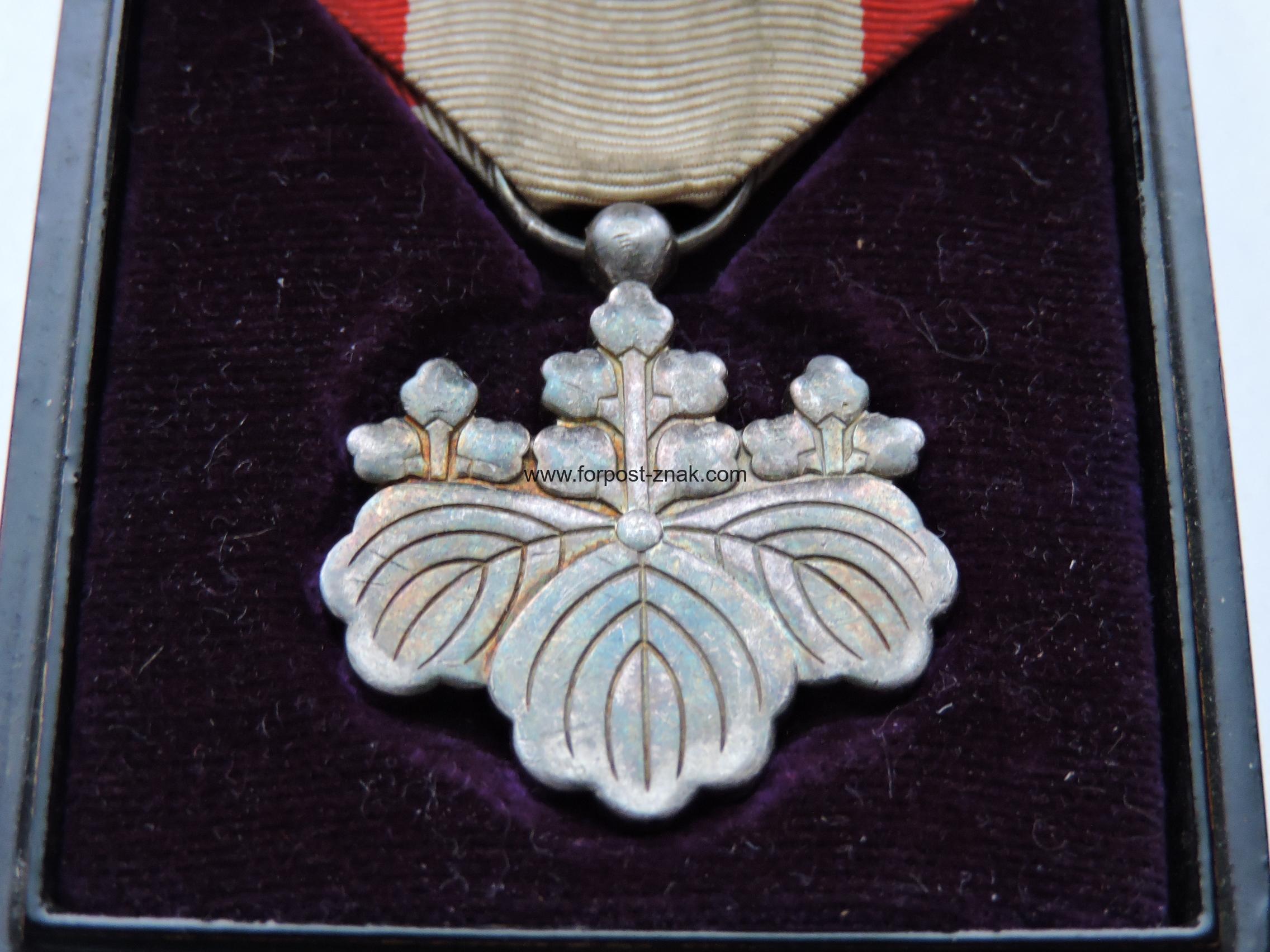 Знак ордена Восходящего солнца VIII степени (медаль белой павлонии) в коробке - Зображення 3