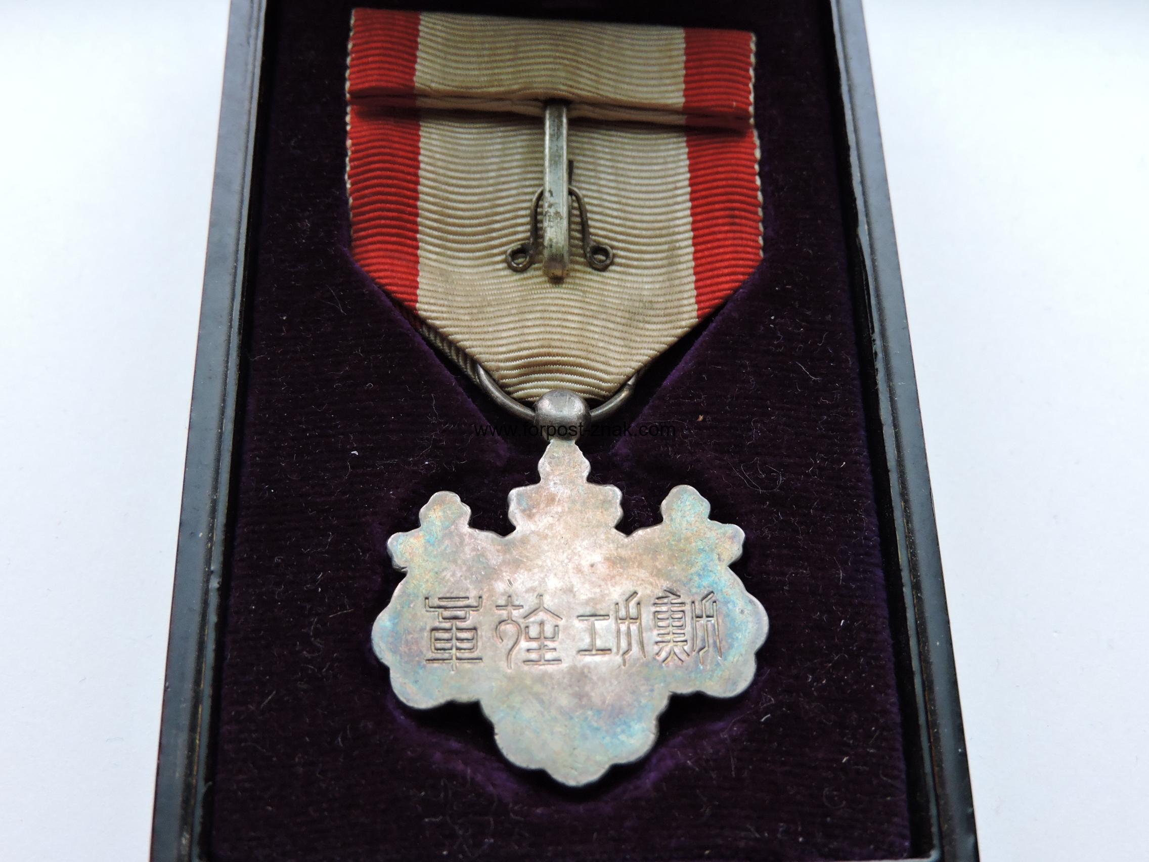 Знак ордена Восходящего солнца VIII степени (медаль белой павлонии) в коробке - Зображення 2